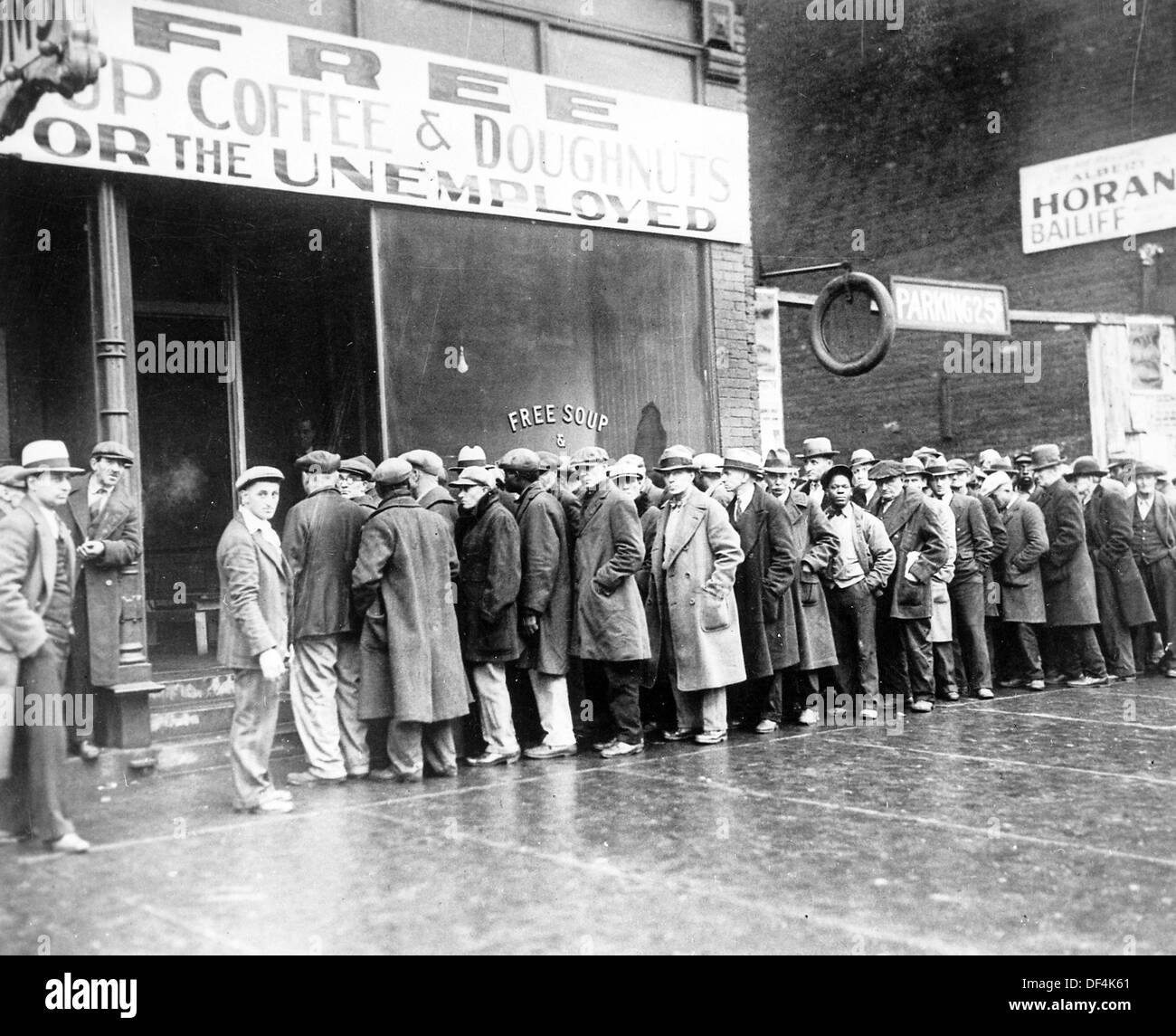 Les hommes au chômage d'attente à l'extérieur d'une soupe populaire de la dépression a ouvert à Chicago par Al Capone Banque D'Images