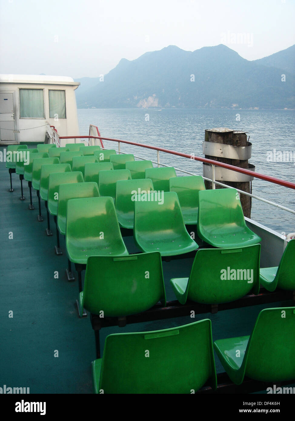 Des rangées de sièges vert sur le pont du ferry boat Banque D'Images