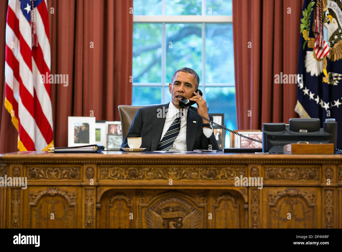 Washington, DC, USA. 27 août, 2013. Le président américain Barack Obama s'est entretenu avec le Président Hassan Rohani de l'Iran au cours d'un appel téléphonique à partir de la le bureau ovale à la Maison Blanche le 27 septembre 2013 à Washington, DC. Credit : Planetpix/Alamy Live News Banque D'Images