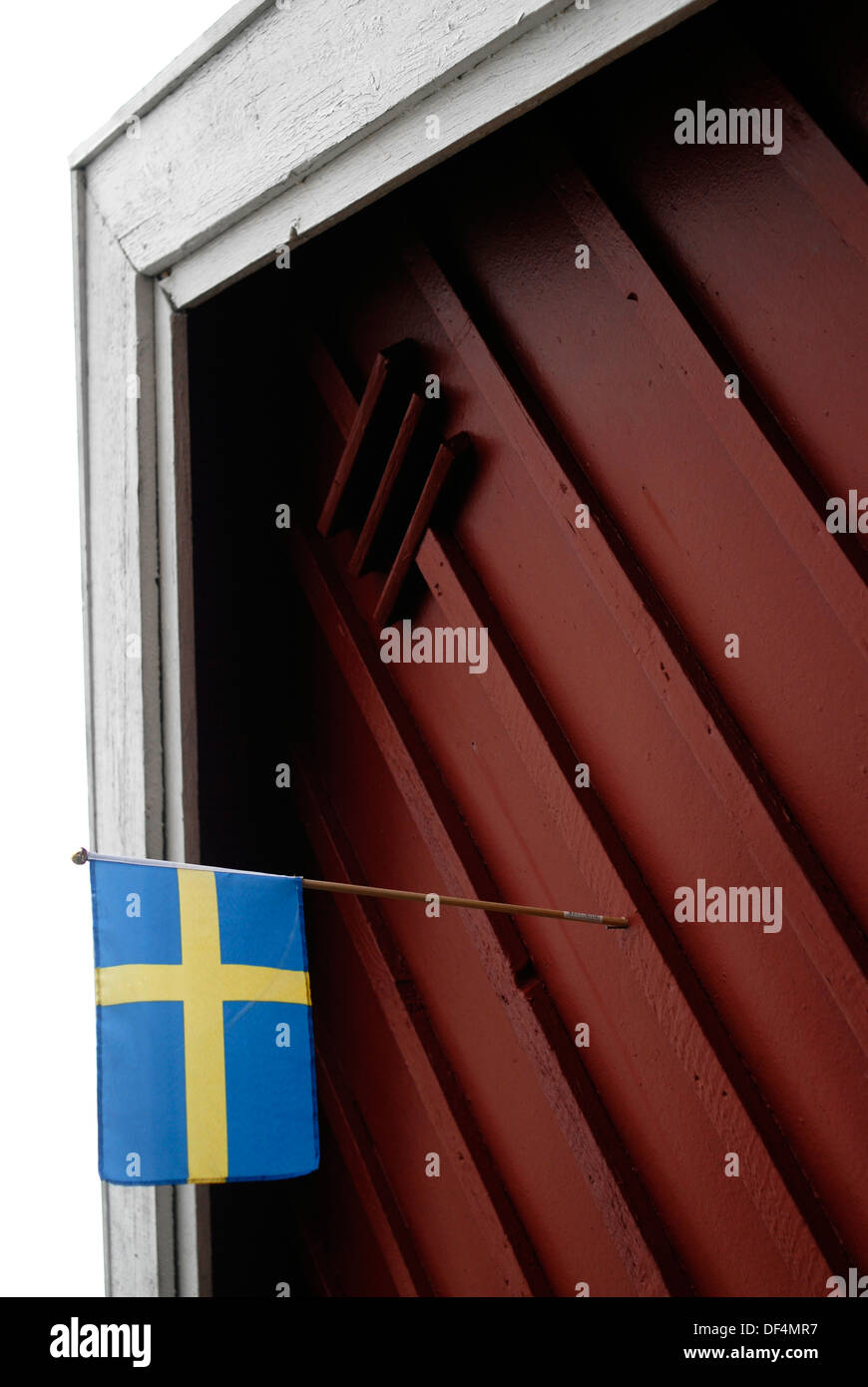 Grange rouge avec drapeau suédois Banque D'Images
