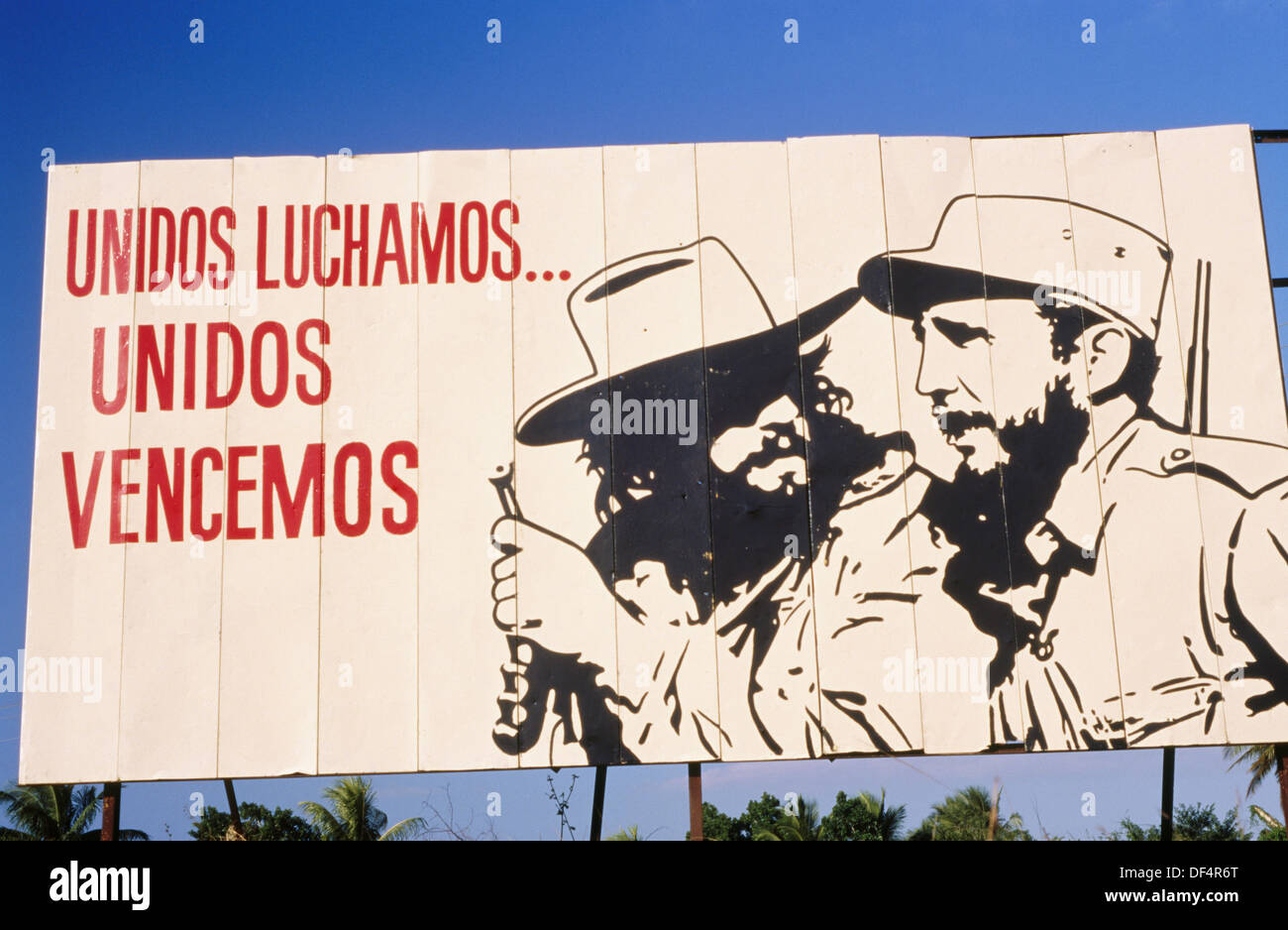 Road. La propagande communiste avec Fidel Castro. La province de Pinar