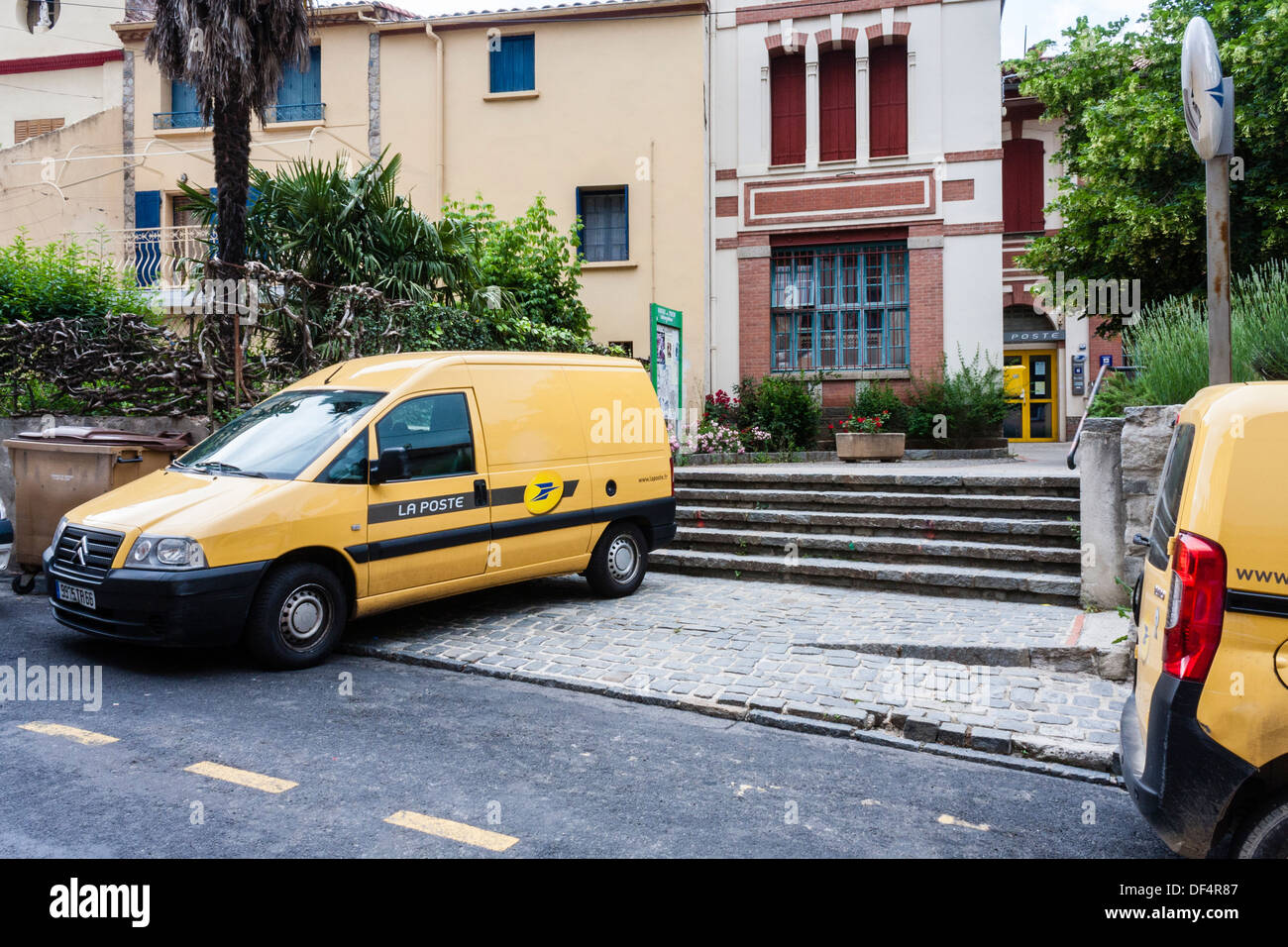 La Poste en stationnement de véhicules utilitaires légers à l'extérieur du bureau de poste à Arles-sur-tech, Pyrénées-Orientales, France. Banque D'Images