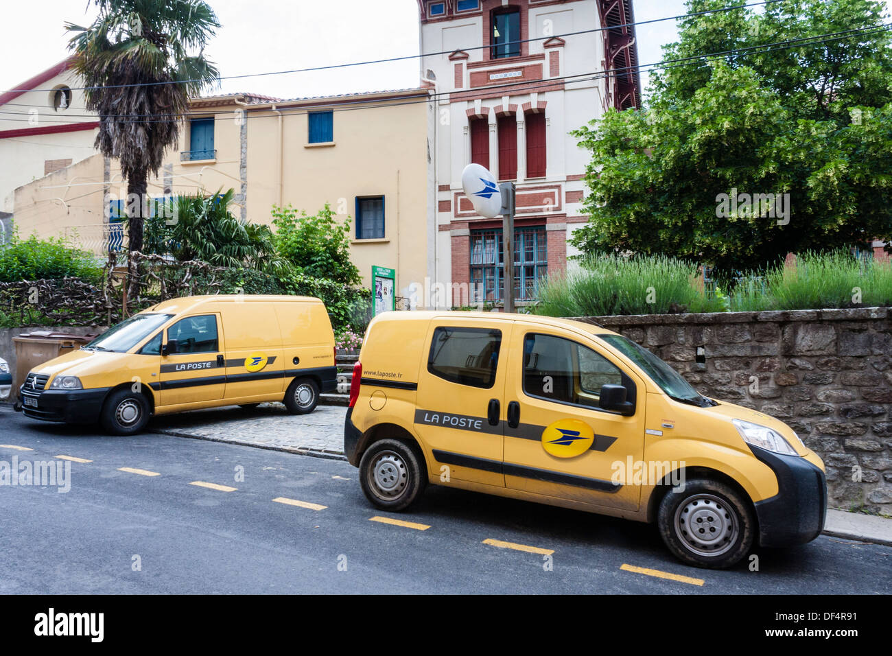 La Poste en stationnement de véhicules utilitaires légers à l'extérieur du bureau de poste à Arles-sur-tech, Pyrénées-Orientales, France. Banque D'Images