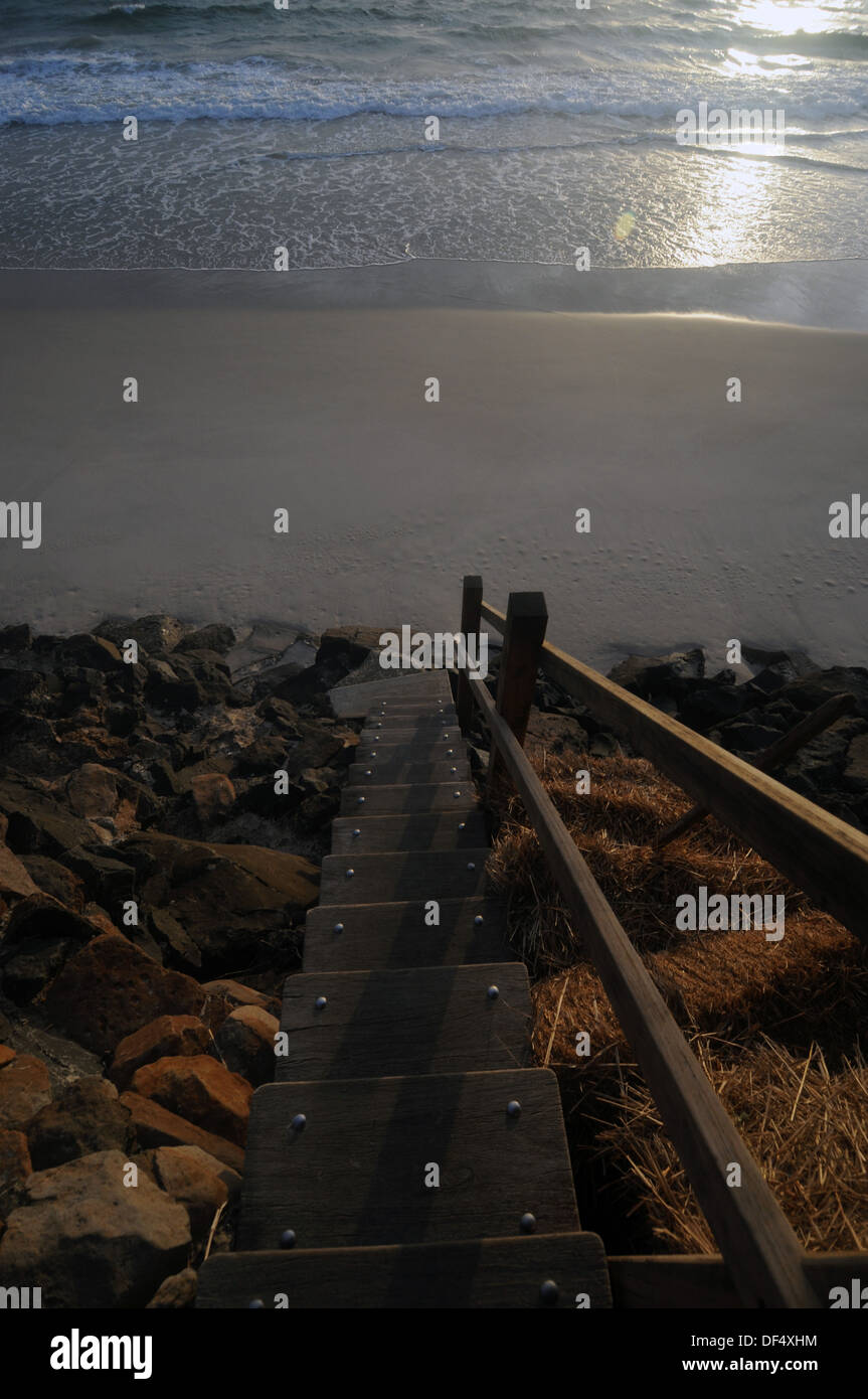 Étapes de la plage construit plus rock de défenses côtières contre l'élévation du niveau de la mer, plage de Belongil, Byron Bay, New South Wales, Australia Banque D'Images