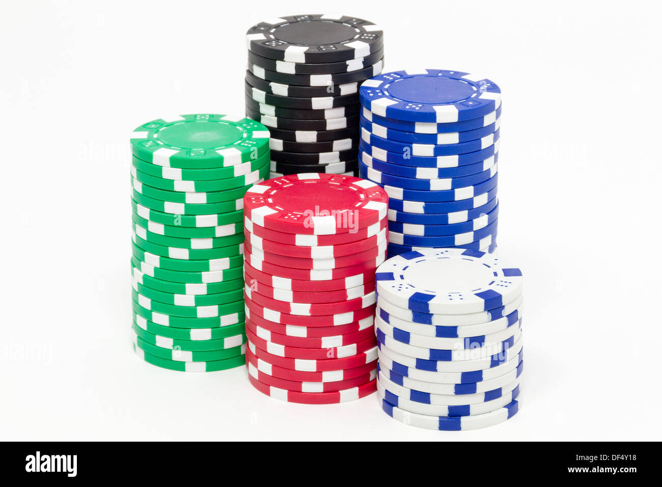 Des piles de jetons de poker isolé sur fond blanc Banque D'Images
