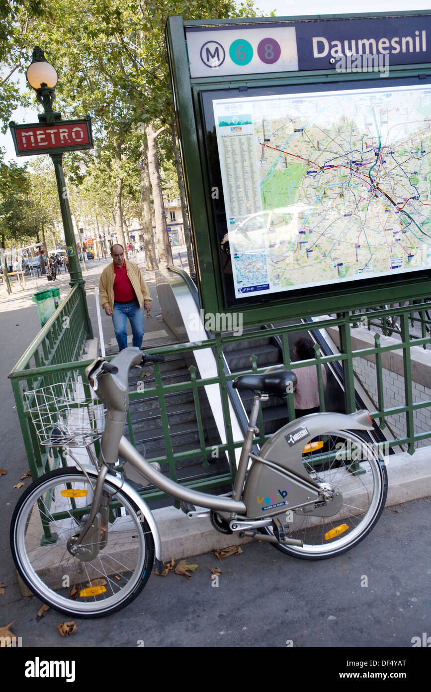 Vélo Velib' et la station de métro Daumesnil, Paris, France Photo Stock -  Alamy