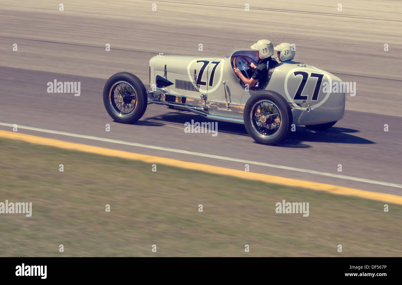 V16 Miller race une course automobile avec le Milwaukee Mile voie Banque D'Images