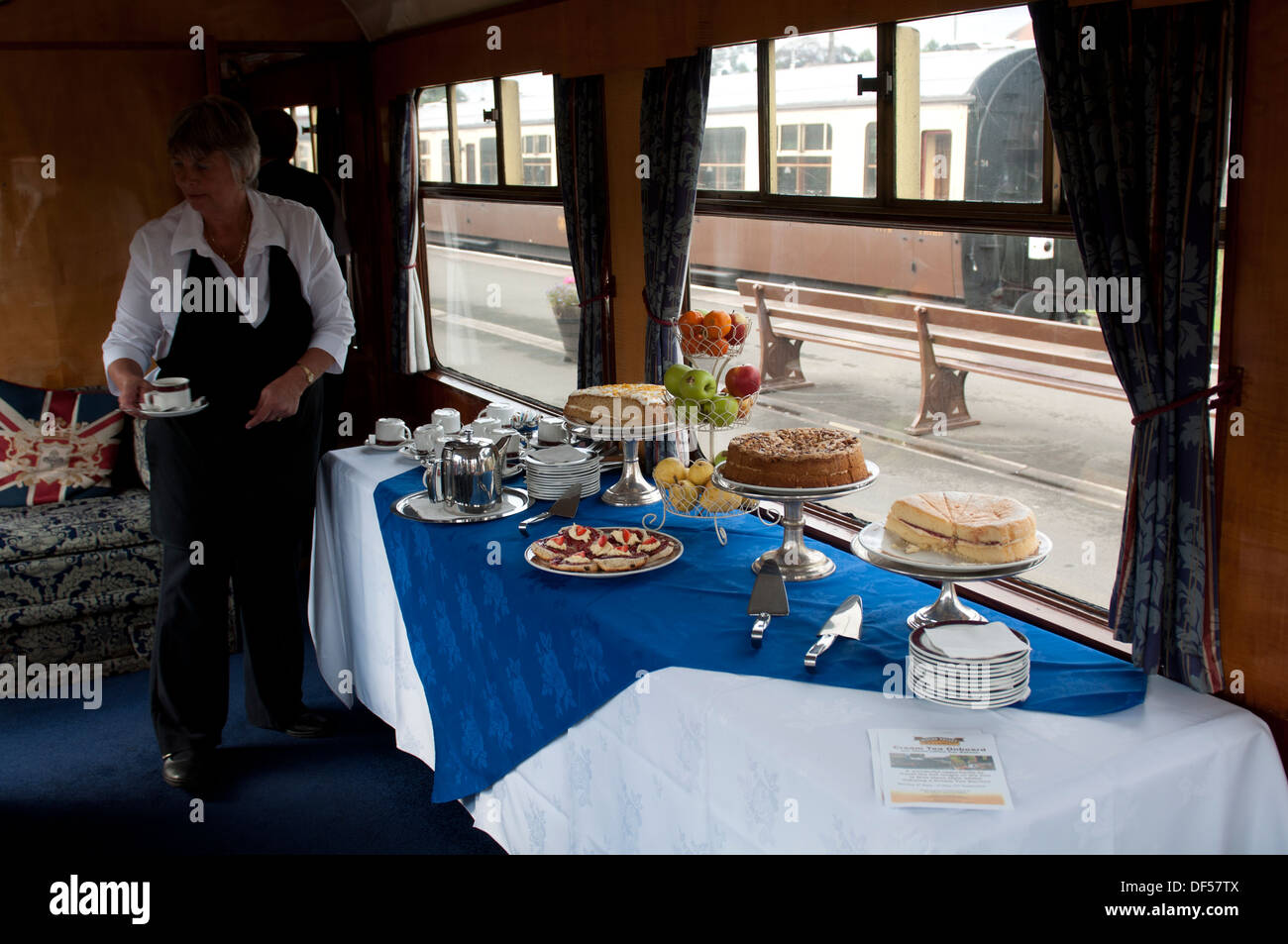 Severn Valley Railway, un thé à la crème dans la voiture de service d'observation Banque D'Images