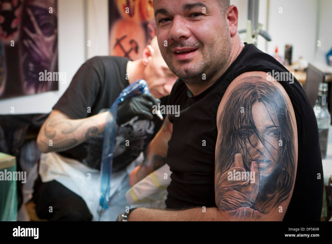 Un tatoueur créer nouveau tatouage lors de la Convention de Tatouage 2013 à Katowice, Pologne. Banque D'Images