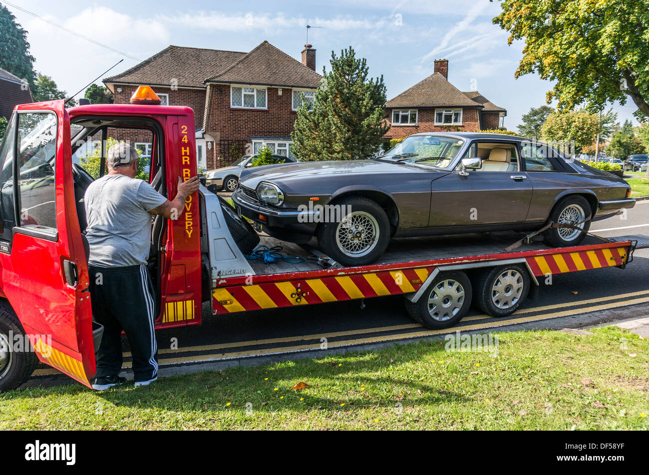 Jaguar XJS sur un véhicule de récupération, dans and Banstead, Surrey, Angleterre. Banque D'Images