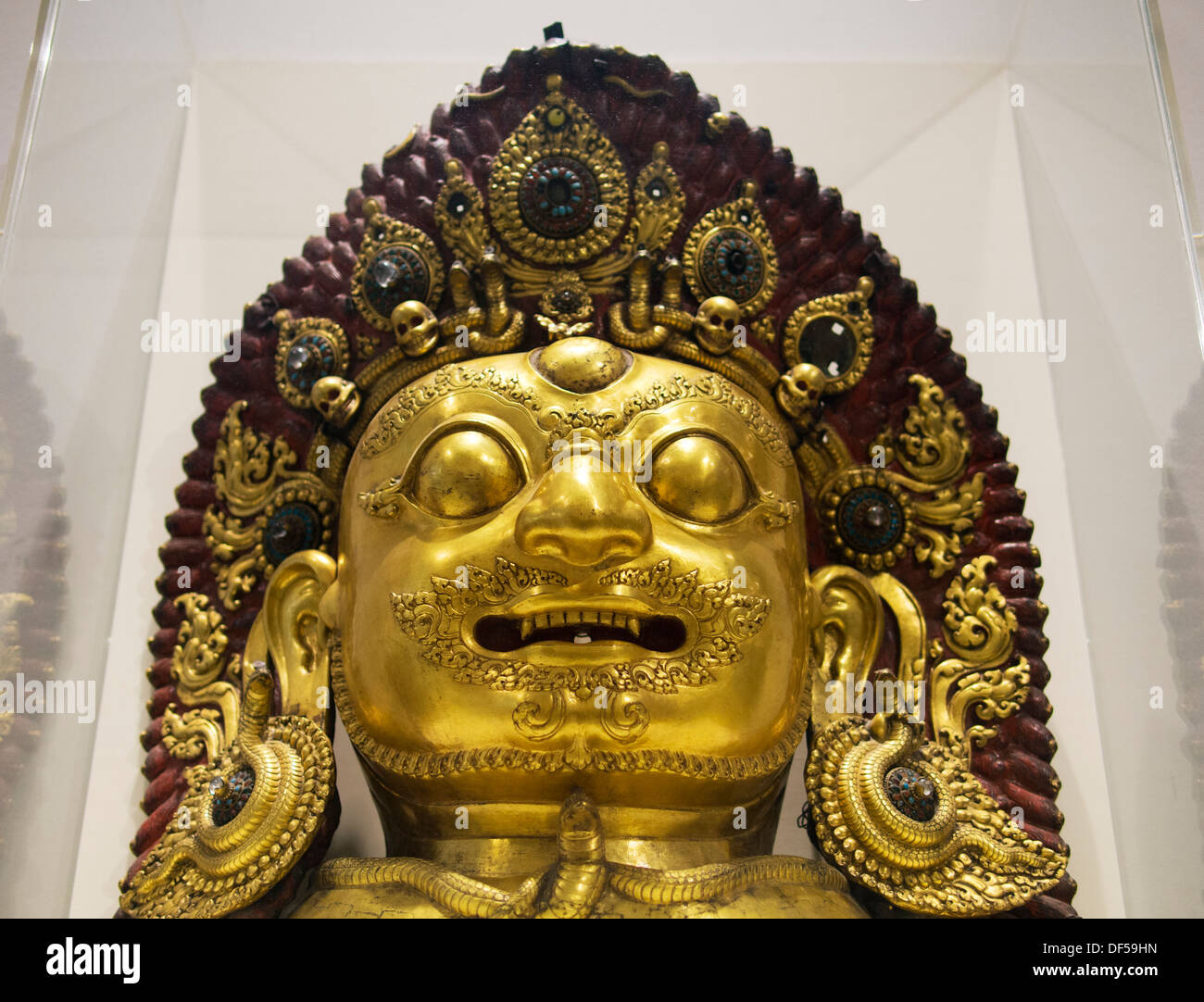 Le Victoria and Albert Museum, Londres - masque népalais de Bhaïrava, une manifestation courroucée de Shiva Banque D'Images