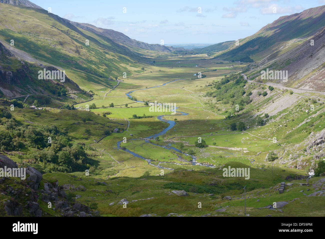 Le Nant Ffrancon passent dans le Snowdonia - un bel exemple d'une vallée glaciaire en forme de U avec d'Afon Ogwen Valley chambres qui coule le long de la Banque D'Images