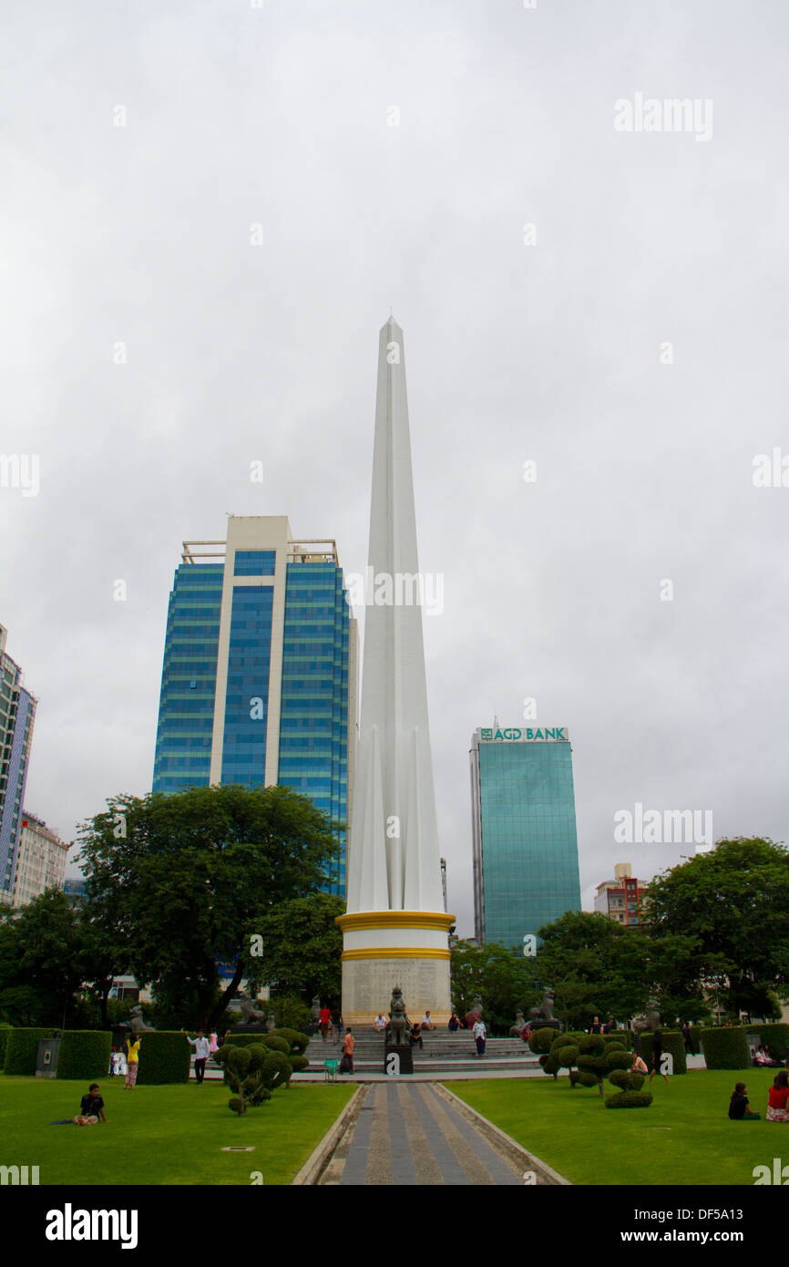 Monument de l'indépendance en chemin Mahabandoola Garden Park à Yangon, Birmanie. Banque D'Images