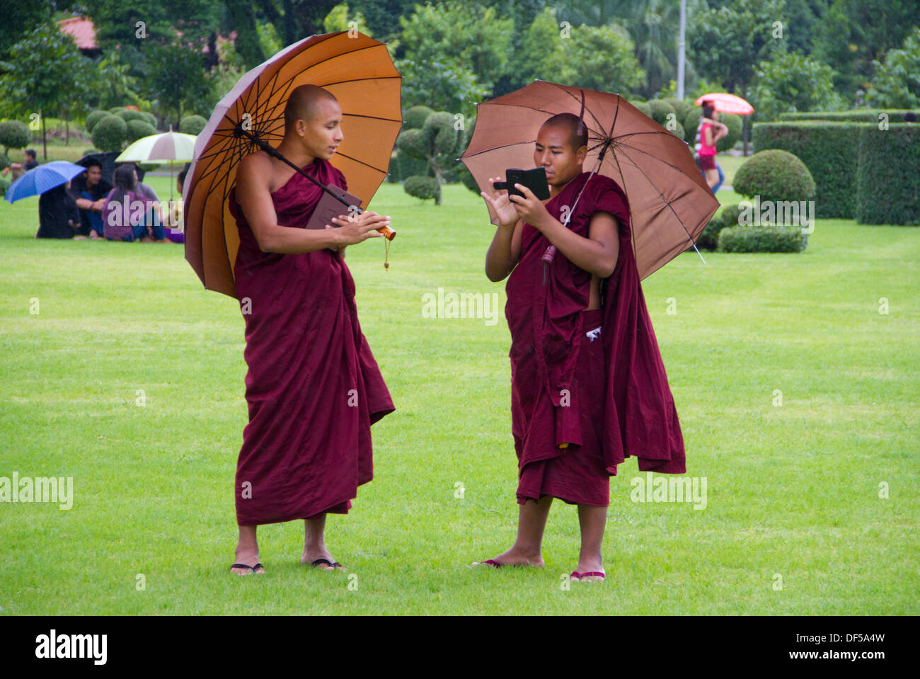 Moines en chemin Mahabandoola Garden Park à Yangon, Birmanie. Banque D'Images