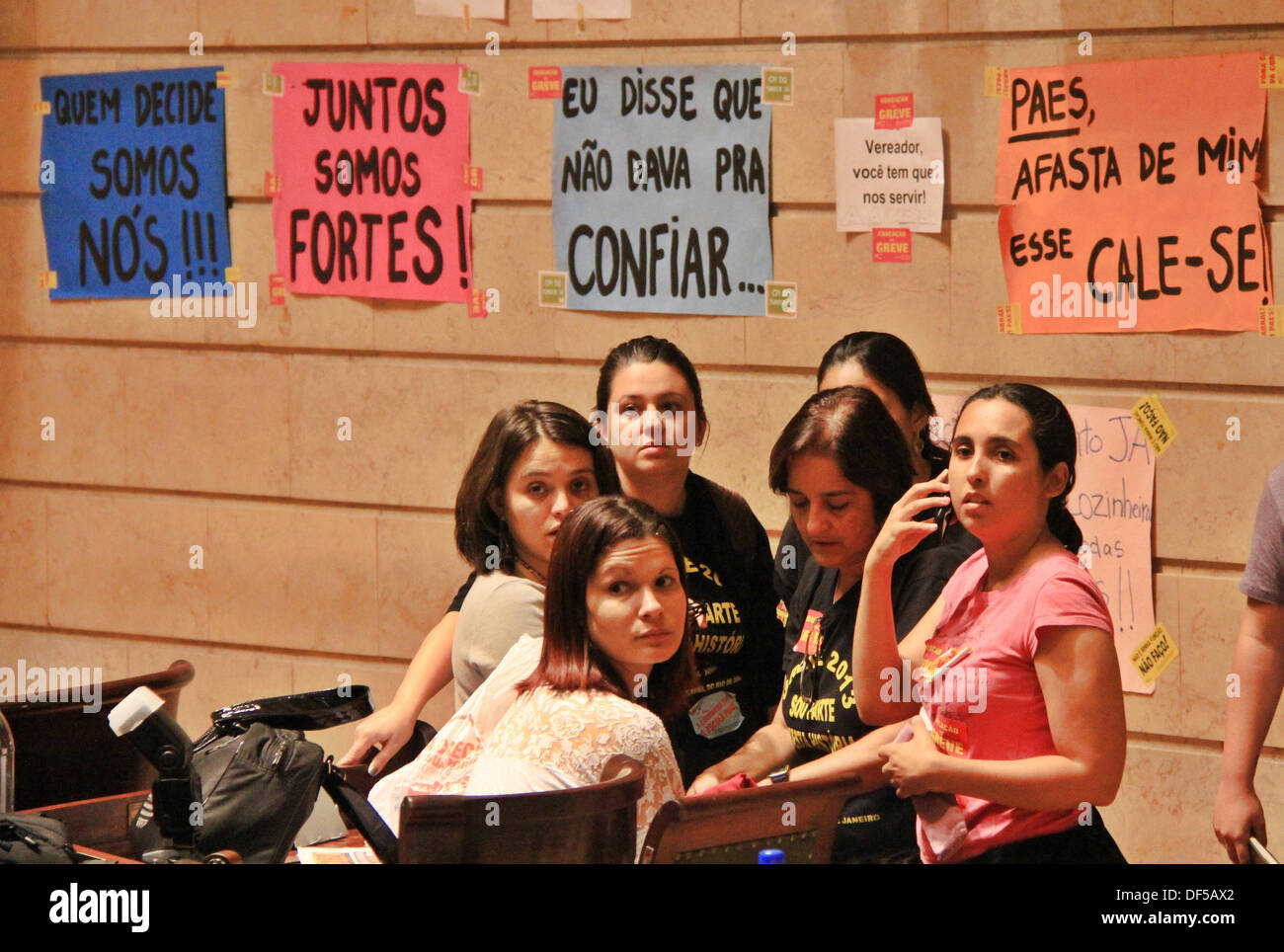 Rio de Janeiro, Brésil . 27 août, 2013. Environ 60 professionnels d'écoles municipales sont campés sur le parquet de la municipalité de Rio de Janeiro, dans le centre-ville, sud-est du Brésil, le 27 septembre 2013. Une autre réunion s'est tenue à l'extérieur de la Chambre, même le vendredi 27, pour définir la direction de la grève. Photo : Alfredo Roza/AGENCIA O DIA/CONTUEUDO ESTADAO © AFP PHOTO alliance/Alamy Live News Banque D'Images