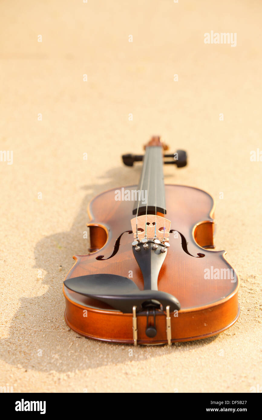 Violon sur plage de sable. Amour de la musique concept Banque D'Images