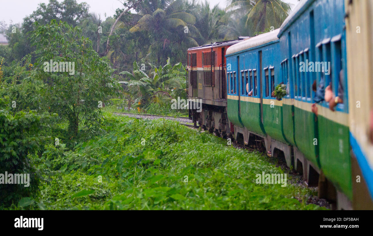 Un train de la Circle line à Yangon, Birmanie. Banque D'Images