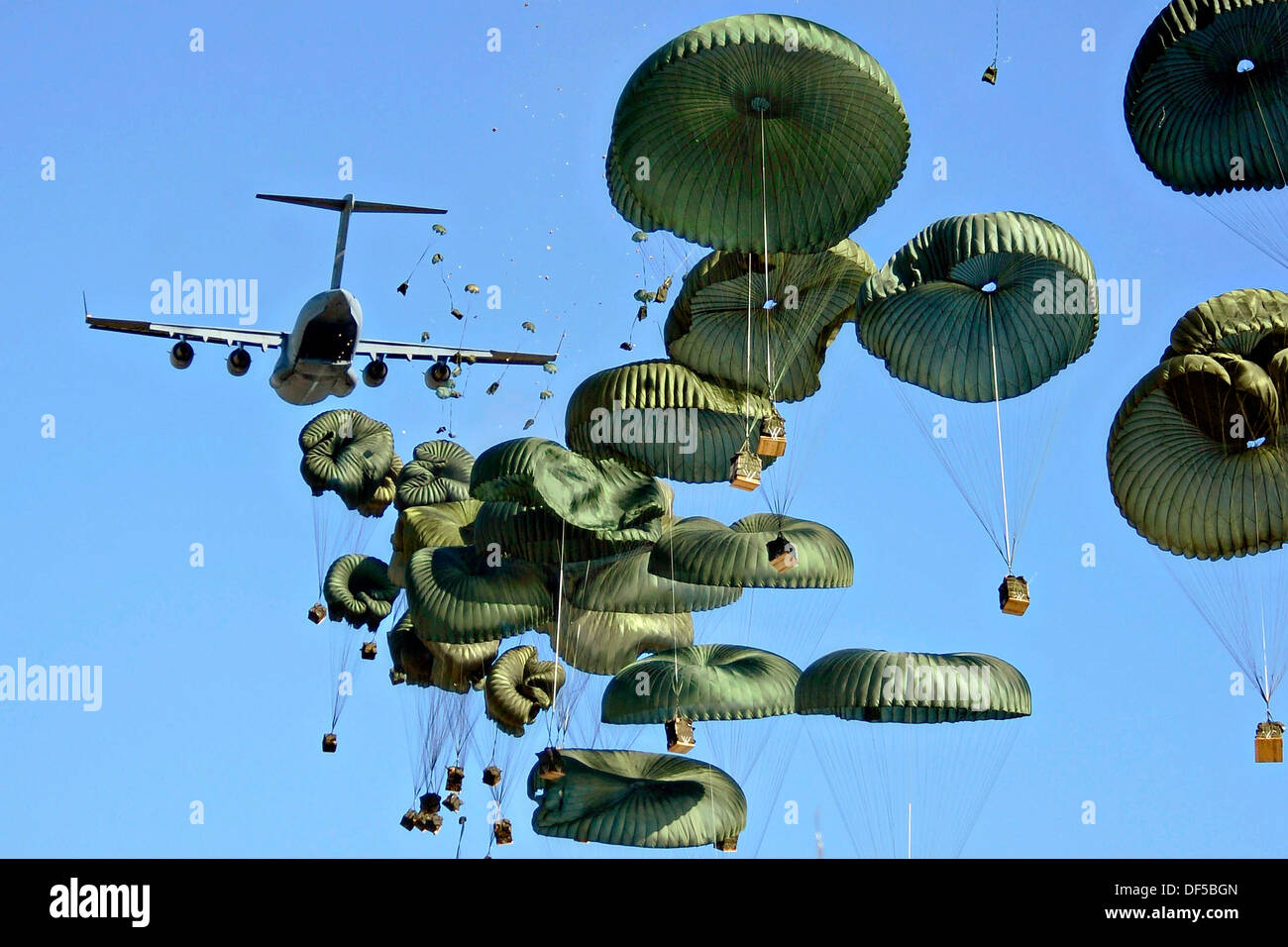 L'US Air Force C-17 Globemaster III cargo) parachutages l'aide humanitaire après un violent séisme de magnitude 7,0 a frappé le 18 janvier 2010 à Port-au-Prince, Haïti. Banque D'Images