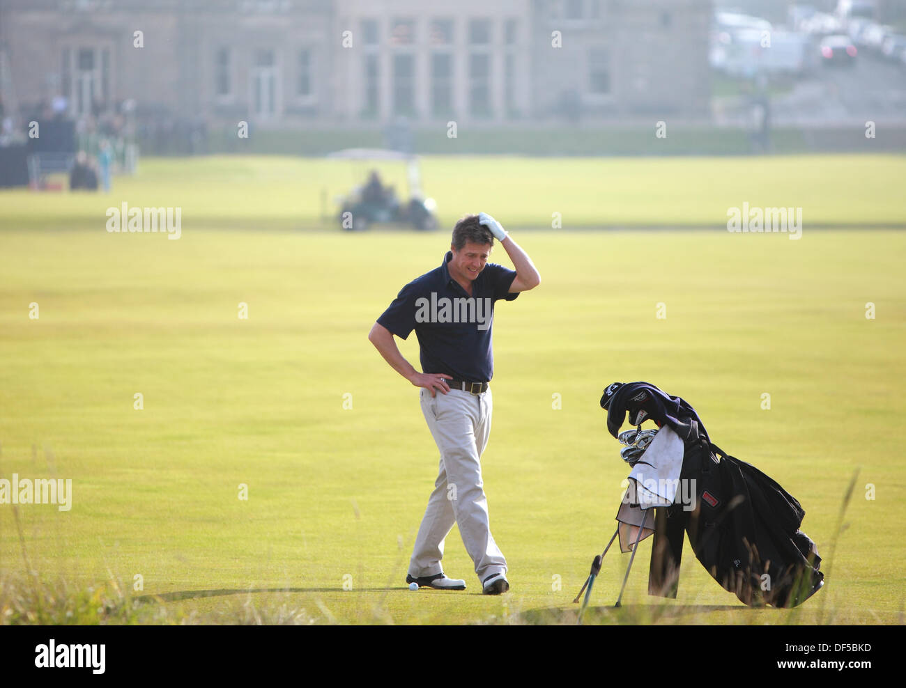 St Andrews, Écosse, Royaume-Uni, 28h septembre 2013, Hugh Grant joue le 1er fairway à la Old Course St Andrews La Dunhill Cup 2013 Credit : Derek Allan/Alamy Live News Banque D'Images