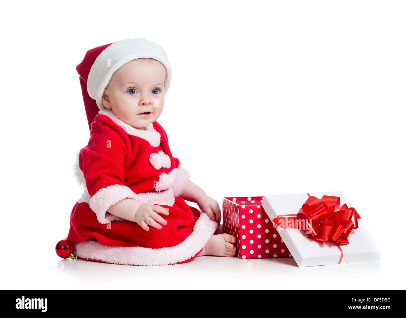 X-mas baby girl opening gift box isolé sur fond blanc Banque D'Images