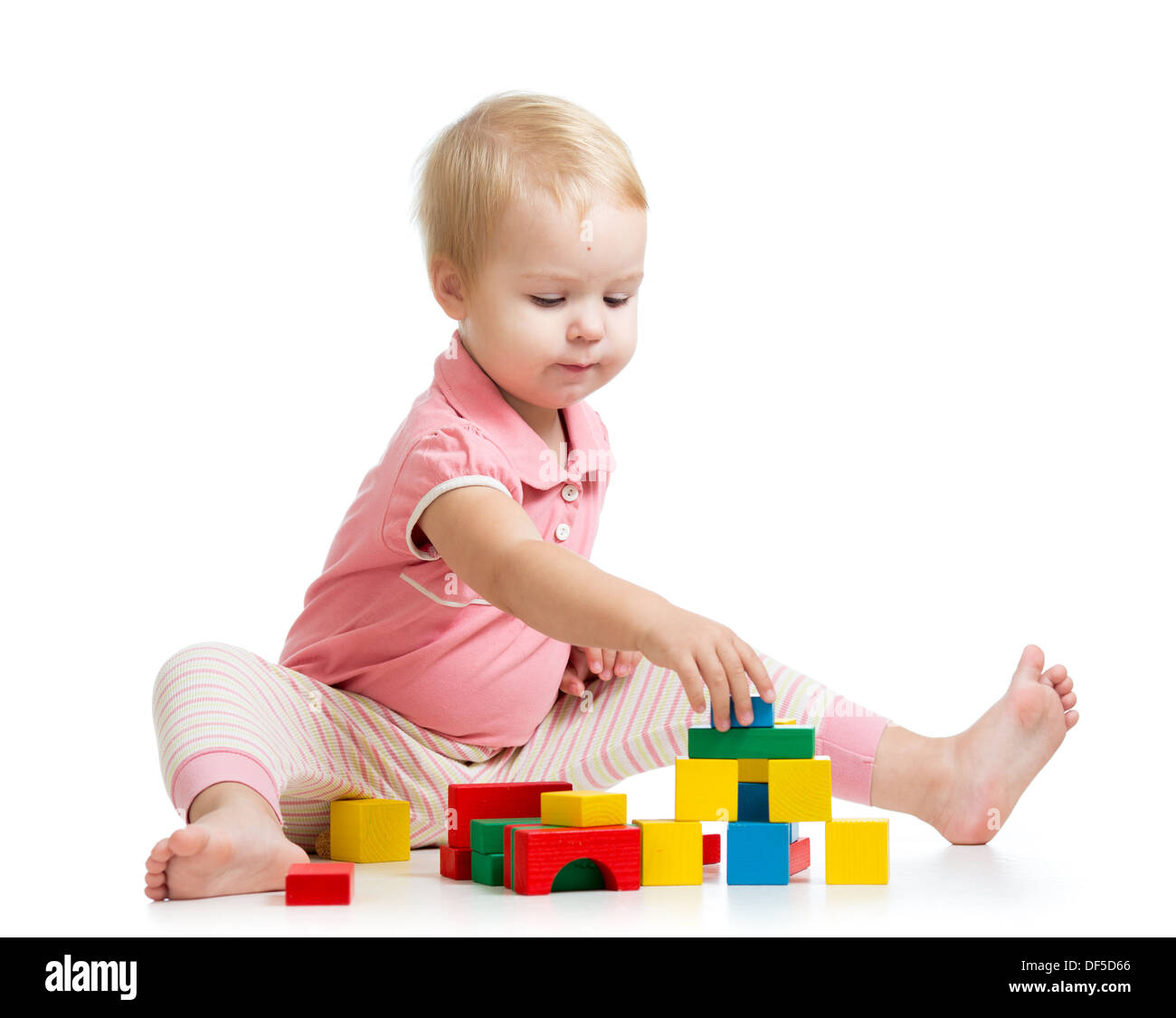 Jeune fille jouant avec les jouets en bois Banque D'Images