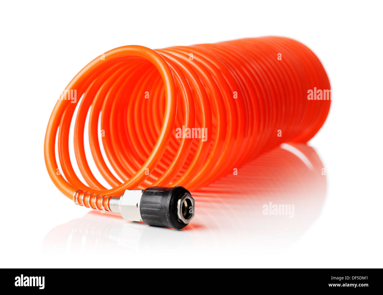 Spirale rouge fine orange flexible d'air utilisé pour outils pneumatiques. Banque D'Images