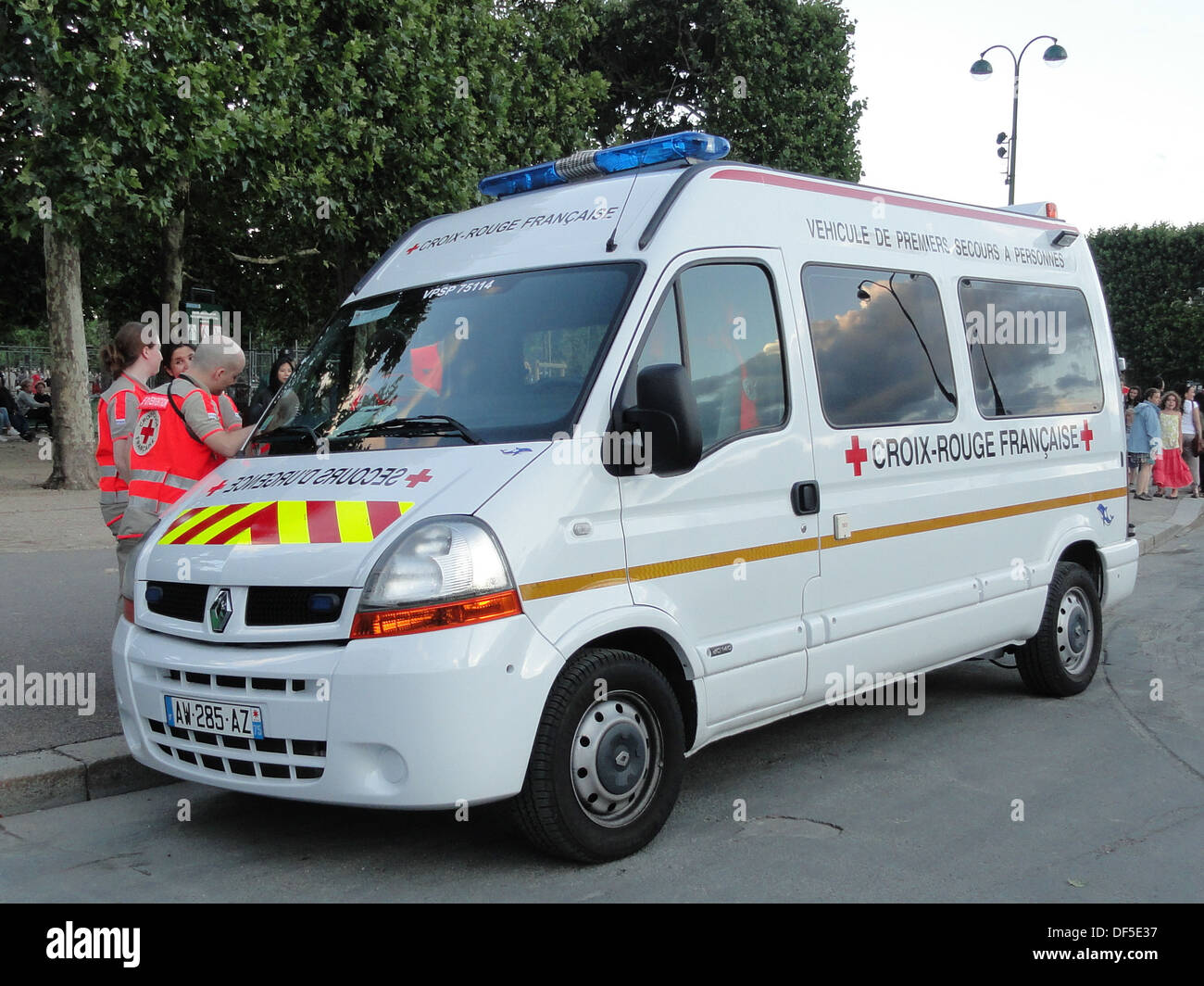 La Renault 140 Croix Rouge était un véhicule remarquable utilisé par la Croix-Rouge française. Son design est emblématique des véhicules utilitaires employés dans les services d'urgence au XXe siècle en France. Banque D'Images