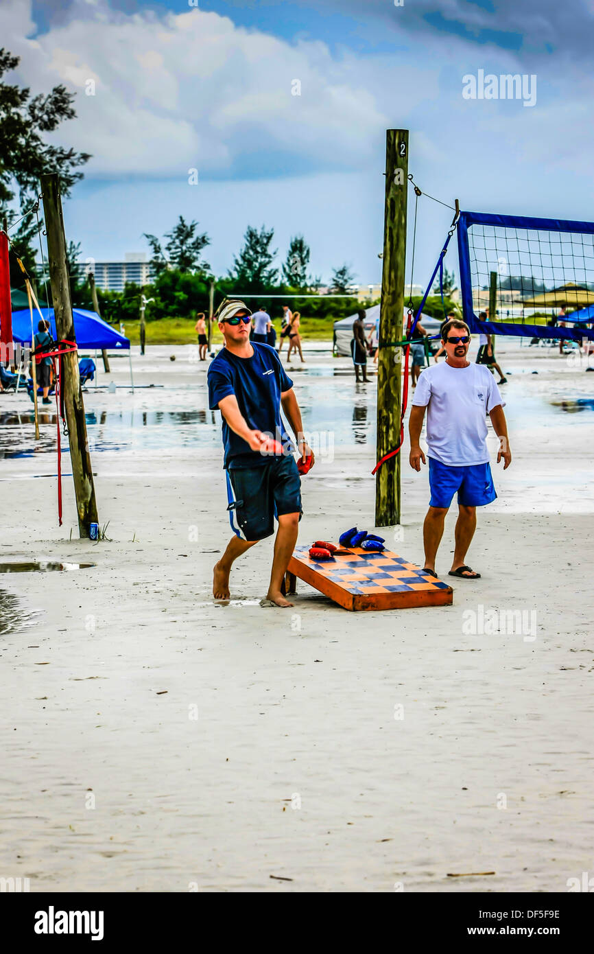 Les gens jouent une version de trou Sable sur Siesta Key Beach Florida Banque D'Images