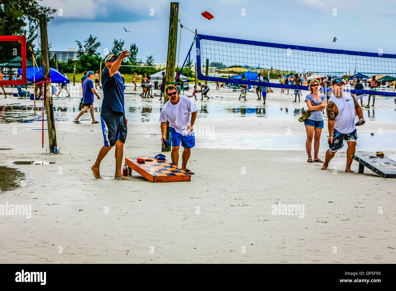 Les gens jouent une version de trou Sable sur Siesta Key Beach Florida Banque D'Images