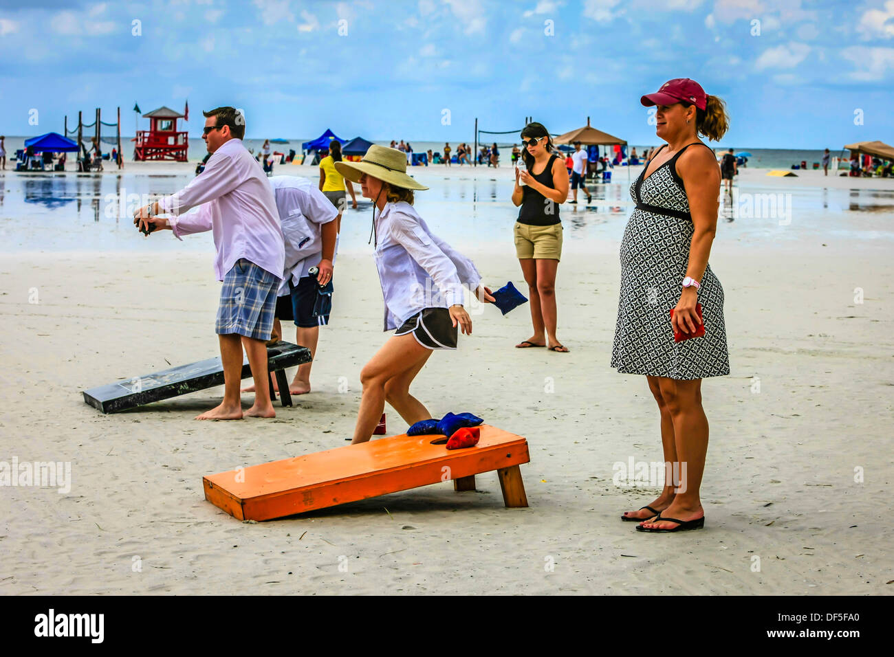 Les gens jouent une version de trou Sable sur Siesta Key Beach Florida Banque D'Images