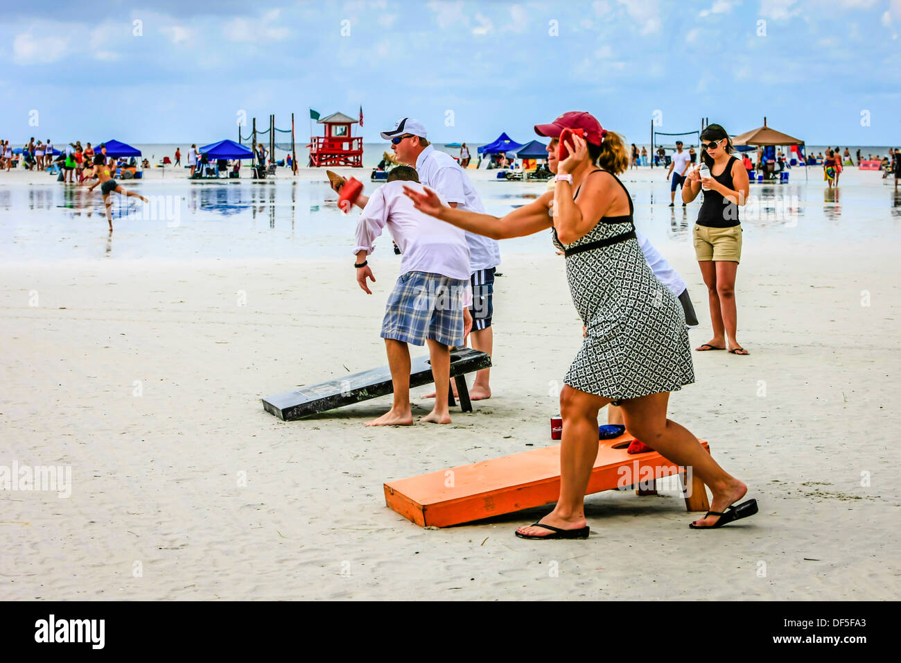Les gens jouent une version de trou Sable sur Siesta Key Beach Florida Banque D'Images
