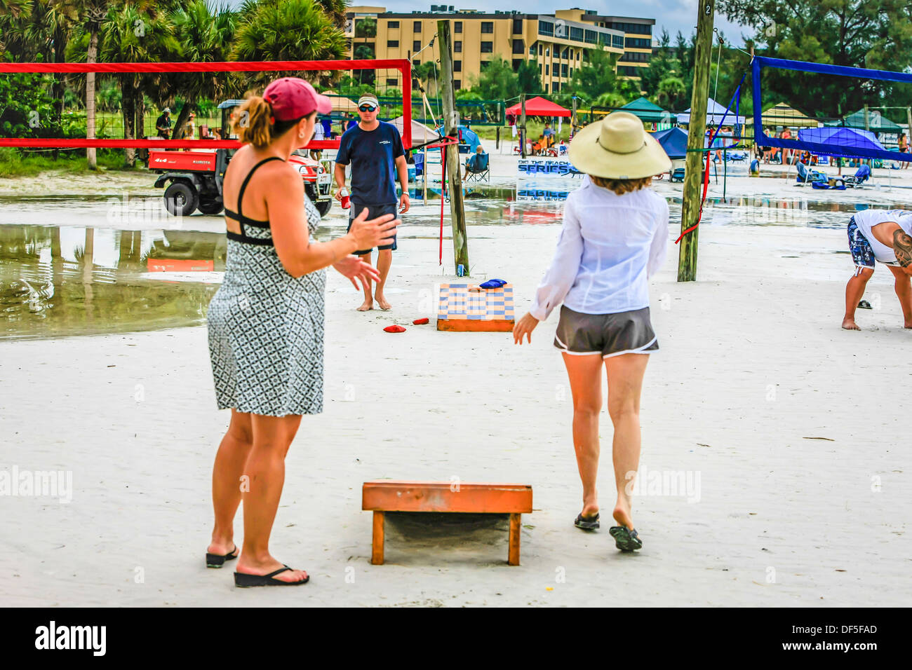 Les gens jouent une version de trou Sable sur Siesta Key Beach Florida Banque D'Images