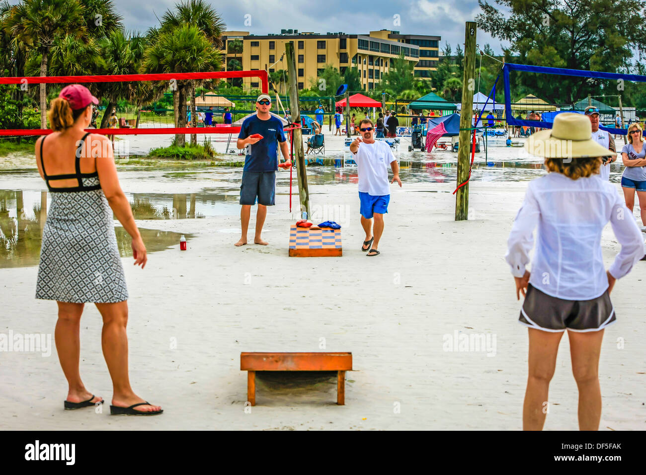 Les gens jouent une version de trou Sable sur Siesta Key Beach Florida Banque D'Images