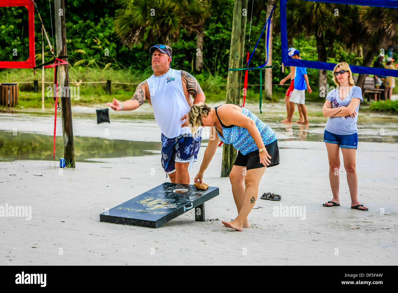 Les gens jouent une version de trou Sable sur Siesta Key Beach Florida Banque D'Images