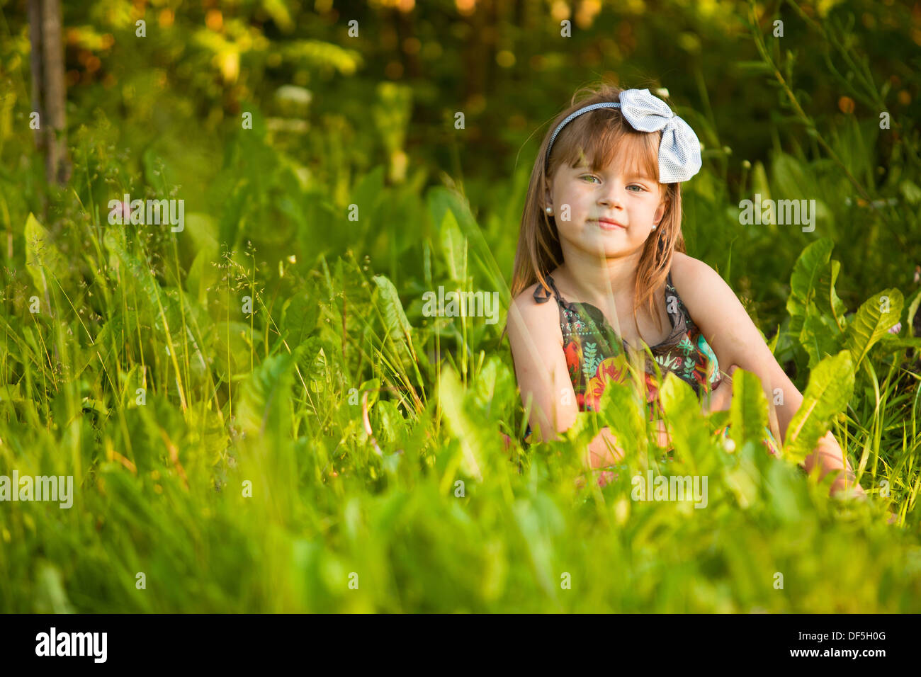 Jolie petite fille drôle in park Banque D'Images