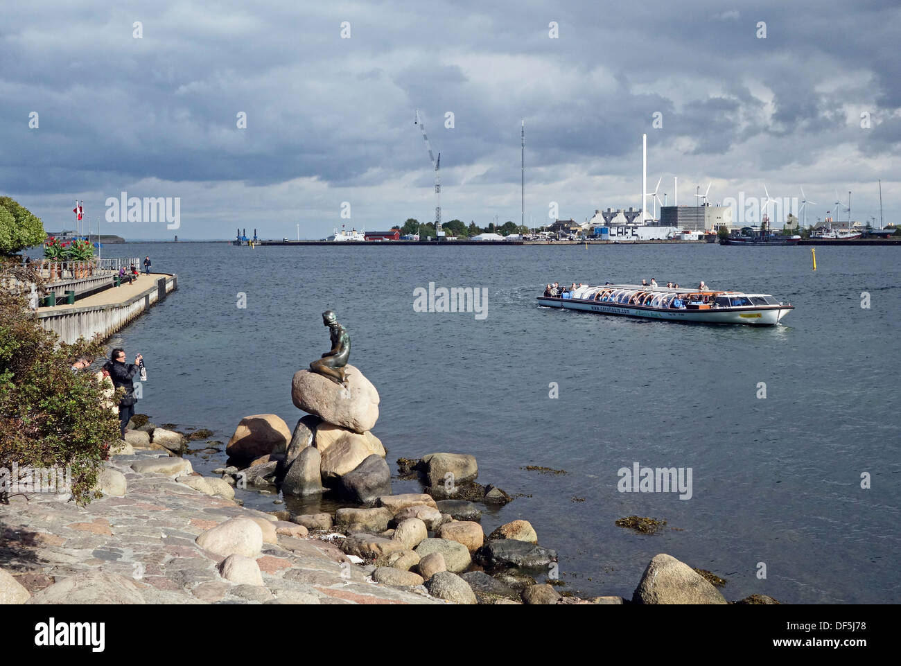Den lille havfrue (La Petite Sirène) à Langelinie à Copenhague au Danemark et Canaltours visite du port avec bateaux de touristes Banque D'Images