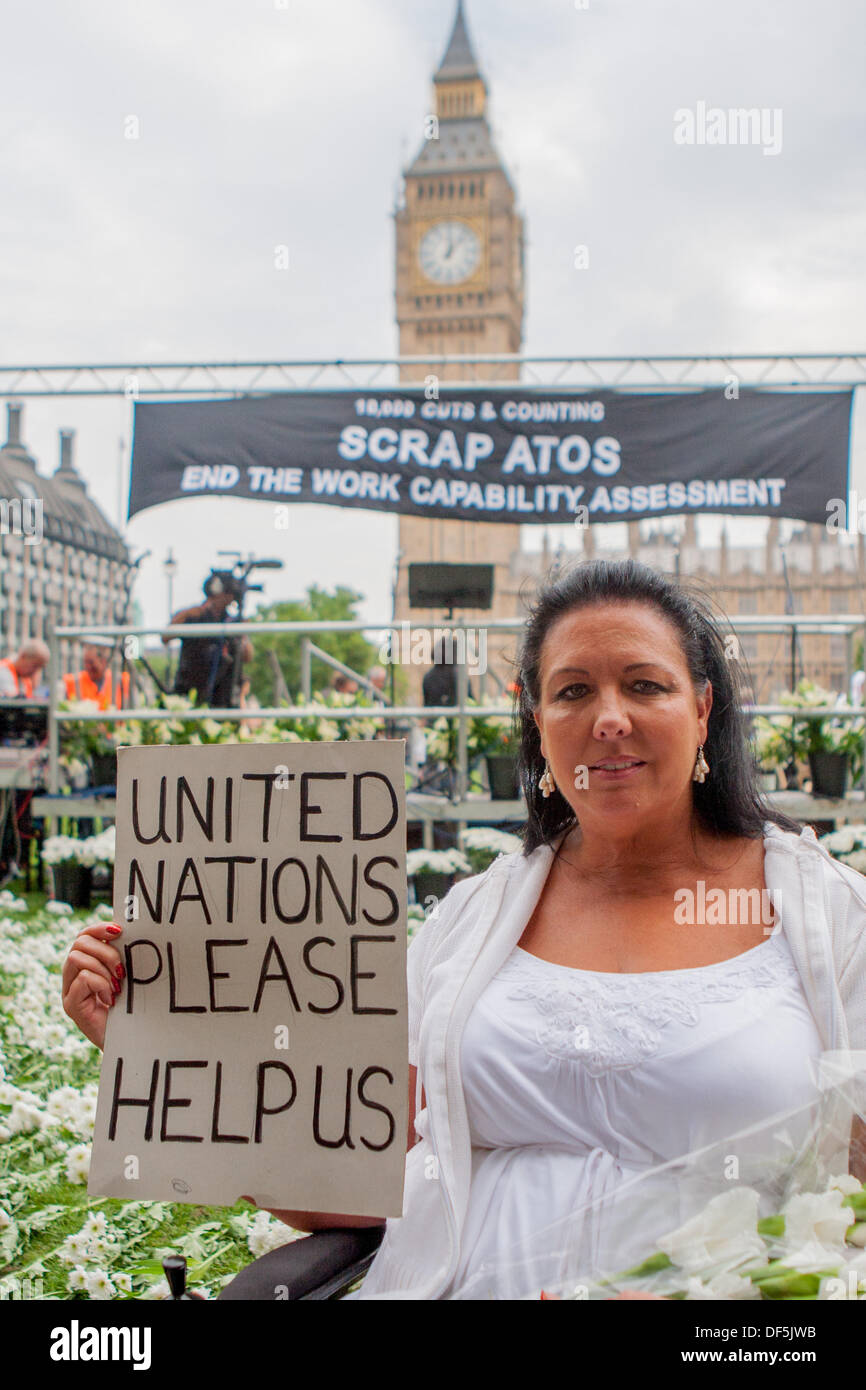 Londres, Royaume-Uni. 28 août, 2013. Femme affiche de l'évaluation de la capacité de travail d'Atos Origin au rassemblement sur la place du Parlement, Londres, 28 Sept 2013 Credit : martyn wheatley/Alamy Live News Banque D'Images