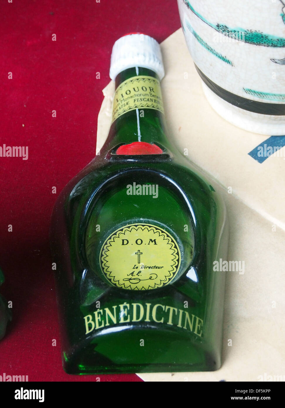 DOM Bénédictine est une liqueur française à base de plantes produite dans la région de Normandie, France. Le design de la bouteille est distinct, et il est connu pour son goût unique et son importance historique dans la production française de liqueur. Banque D'Images