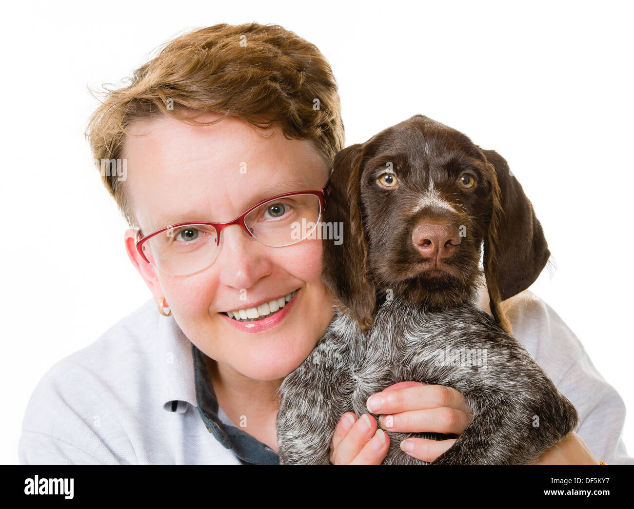 Femme heureuse et braque allemand, chiot de 12 semaines, fond blanc, d'horizon Banque D'Images