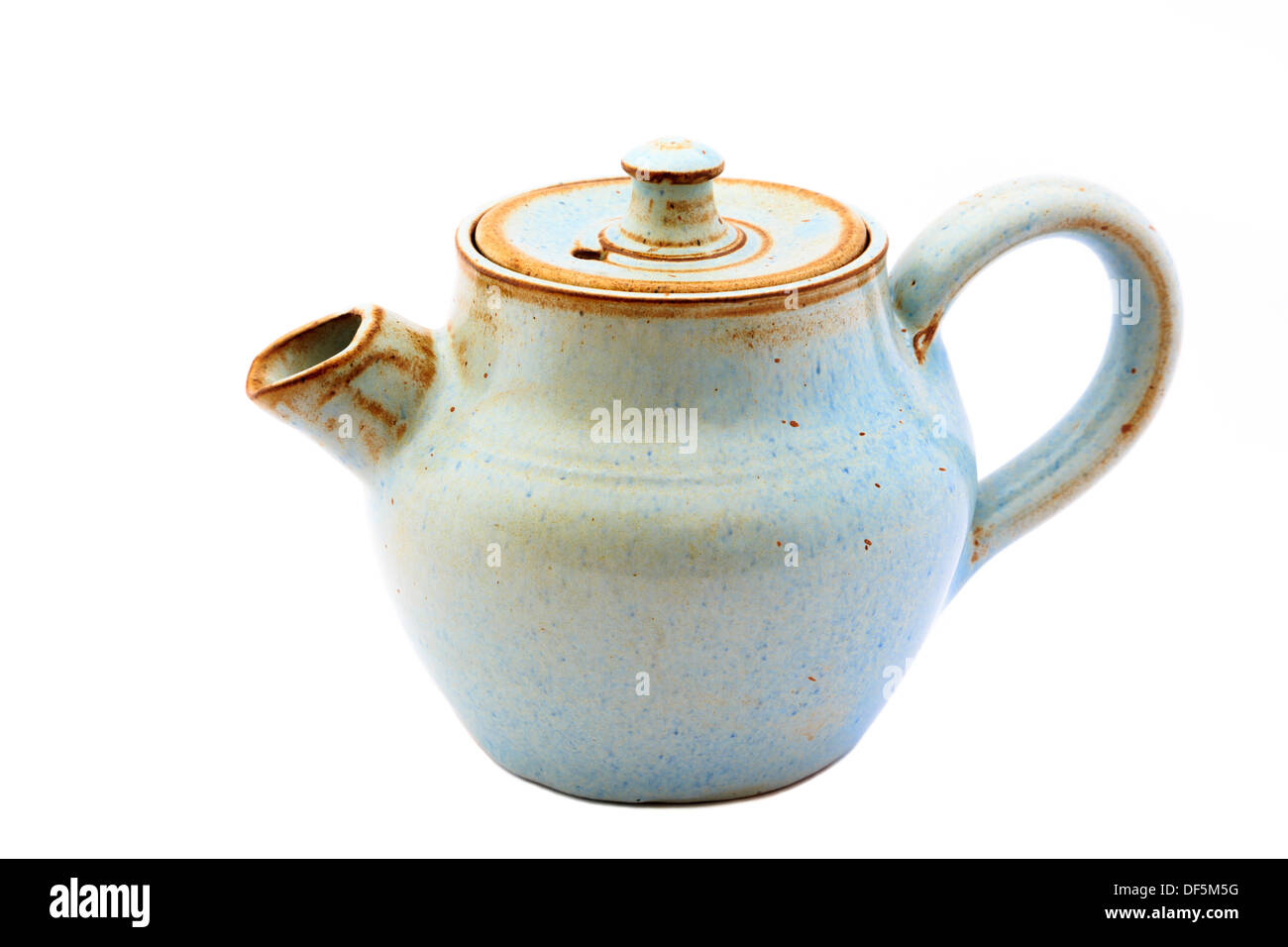 Petite théière en poterie céramique (tea pot) découper et isolé sur un fond blanc. Angleterre Royaume-uni Grande-Bretagne Banque D'Images