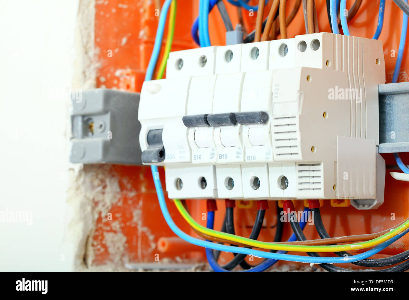 L'installation électrique. Fermer le panneau électrique boîte de distribution d'électricité avec des fils fusibles et contacteurs Banque D'Images