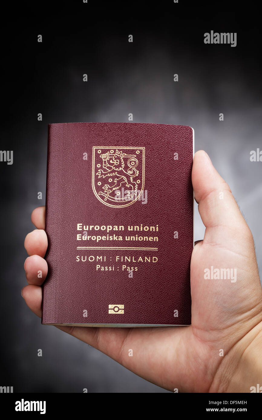 Main tenant un passeport finlandais (Finlande). C'est la nouvelle (2013) conception du passeport. Banque D'Images