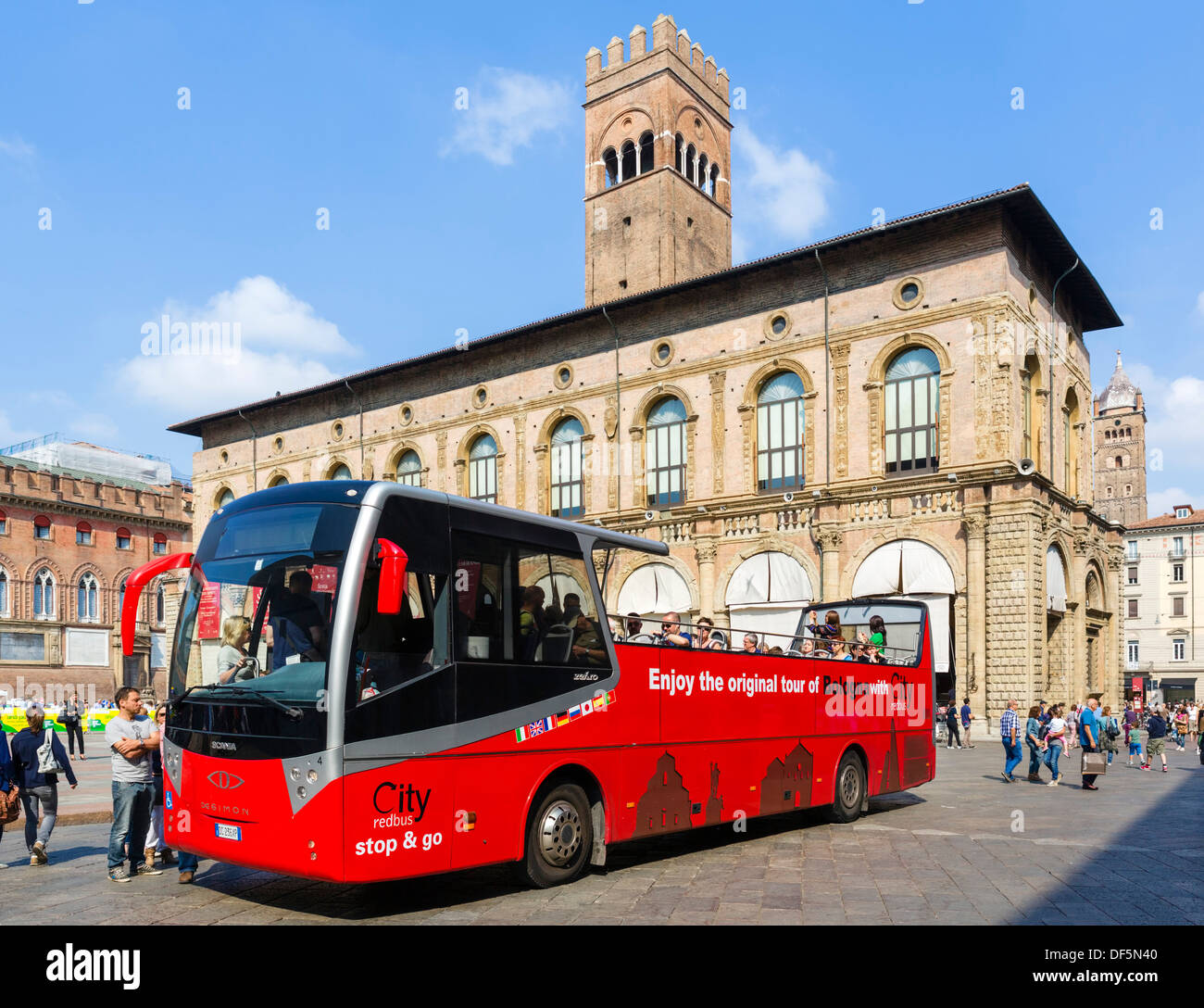 Tour de ville en bus avec le Palazzo Podesta, derrière la Piazza Maggiore, Bologne, Émilie-Romagne, Italie Banque D'Images