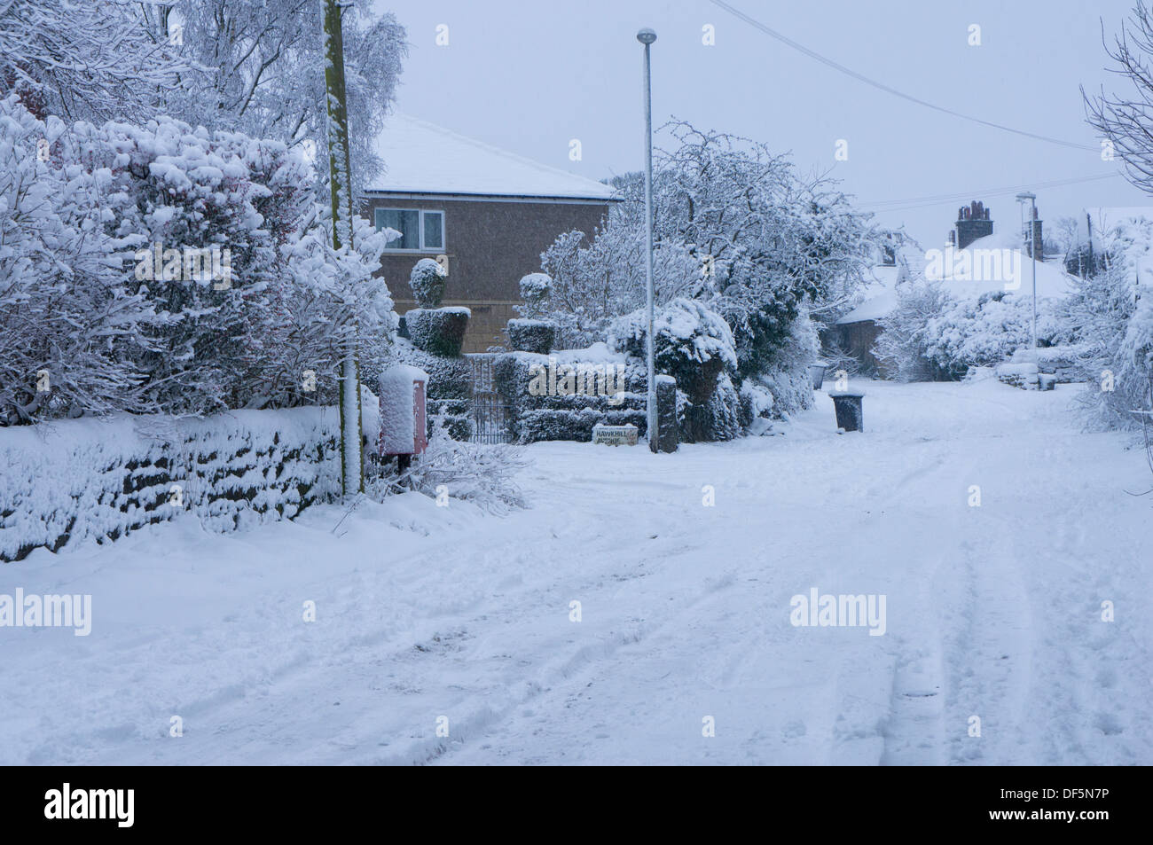 Winter Wonderland - Scène de rue résidentielle tranquille avec arbres, road & Chaussées, couverte de la couche de neige fraîche, blanche - Guiseley, England, UK. Banque D'Images