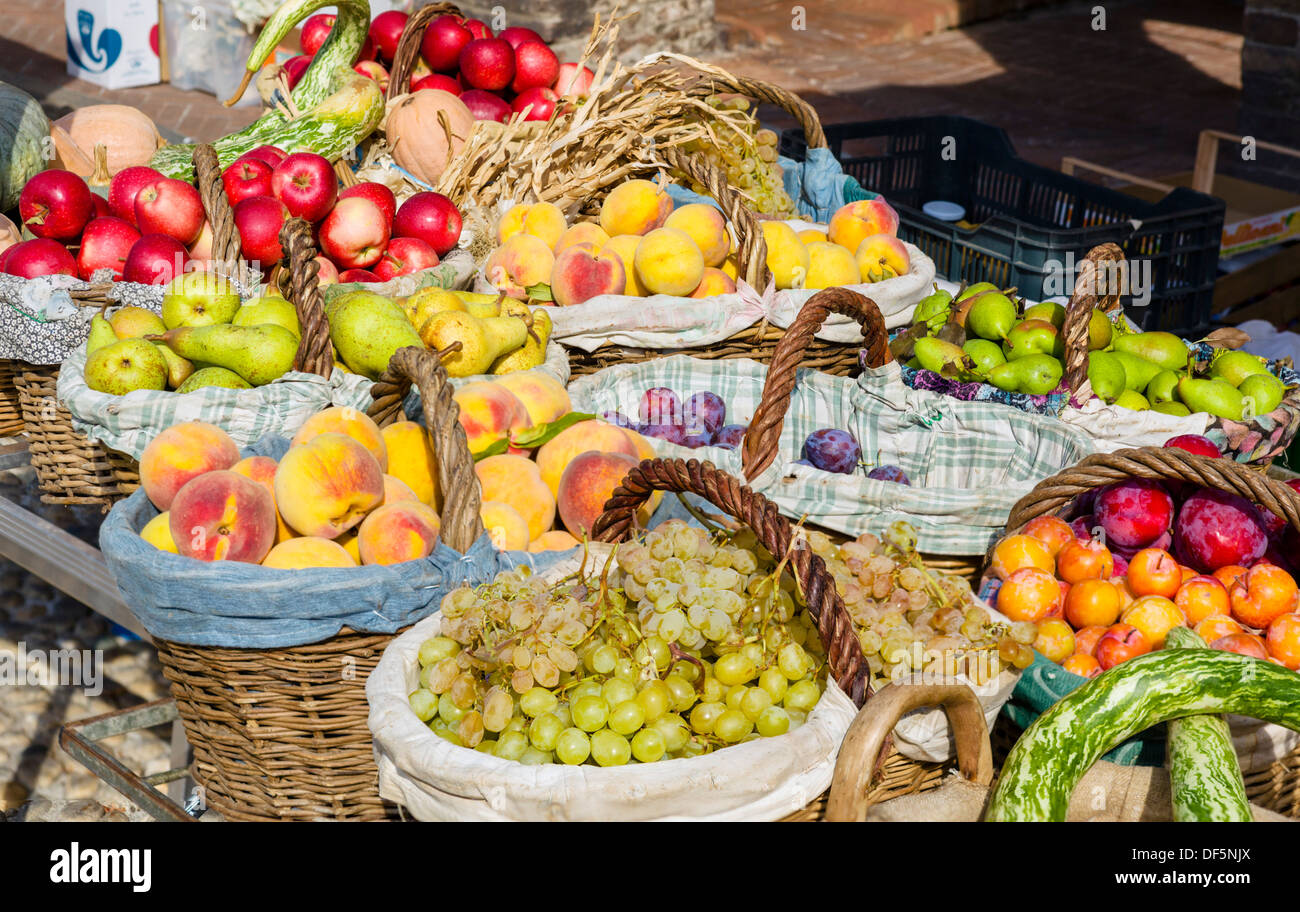 Paniers de fruits sur une échoppe de marché dans la vieille ville historique de Fontanellato, Parme, Emilie-Romagne, Italie Banque D'Images
