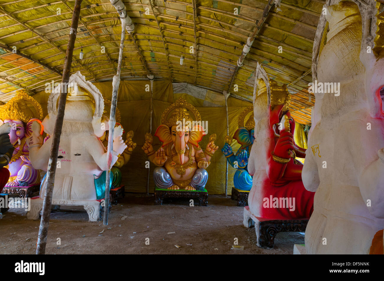 Ganesh Chaturthi. Des idoles pour la vente ; Banque D'Images