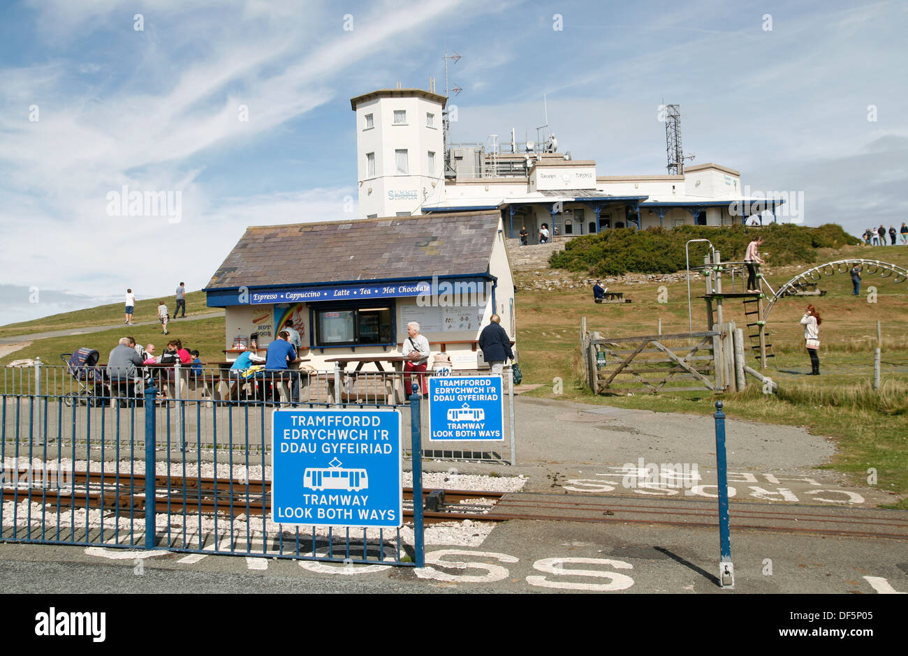 Tramway de Great Orme avec bâtiments sommet Llandudno Conwy Wales UK Banque D'Images