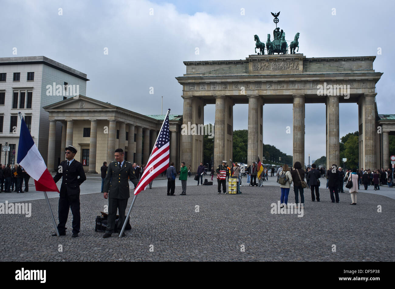 Acteurs de la Deuxième Guerre mondiale, des uniformes français et américains se tiennent devant la porte de Brandebourg à Berlin, Allemagne. Banque D'Images