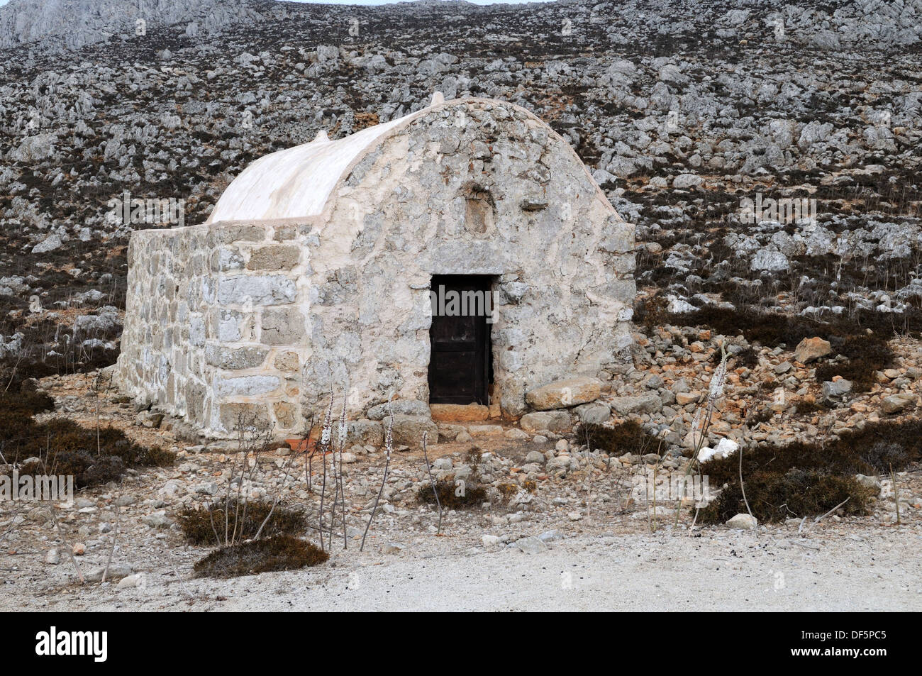 Une vieille église orthodoxe grecque près du village abandonné de Chorio Halki Chalki Le Dodécanèse Grèce Banque D'Images