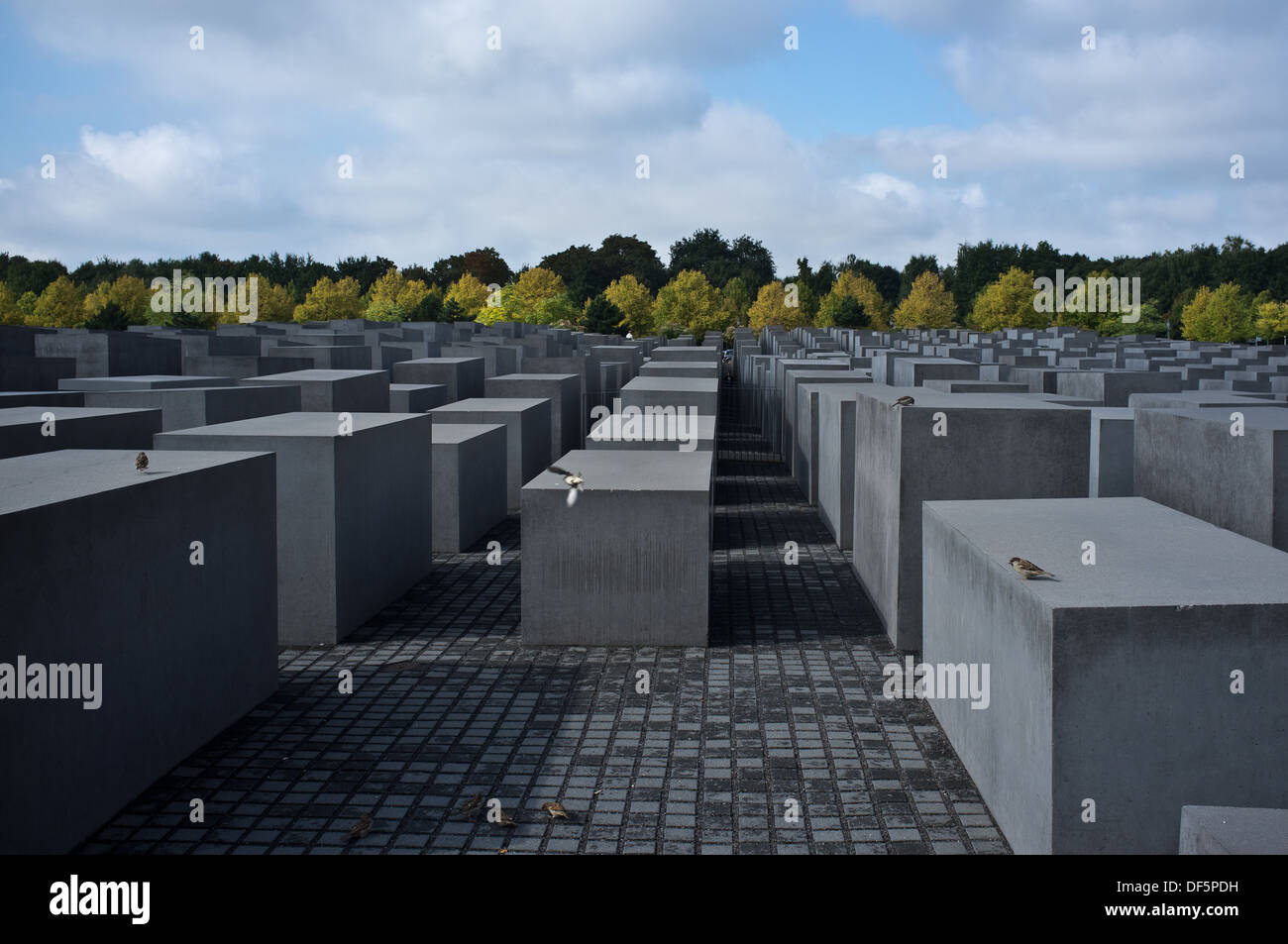 Les blocs de béton constituent le mémorial de l'Holocauste sur Cora-Berliner-Strasse à Berlin, Allemagne. Banque D'Images